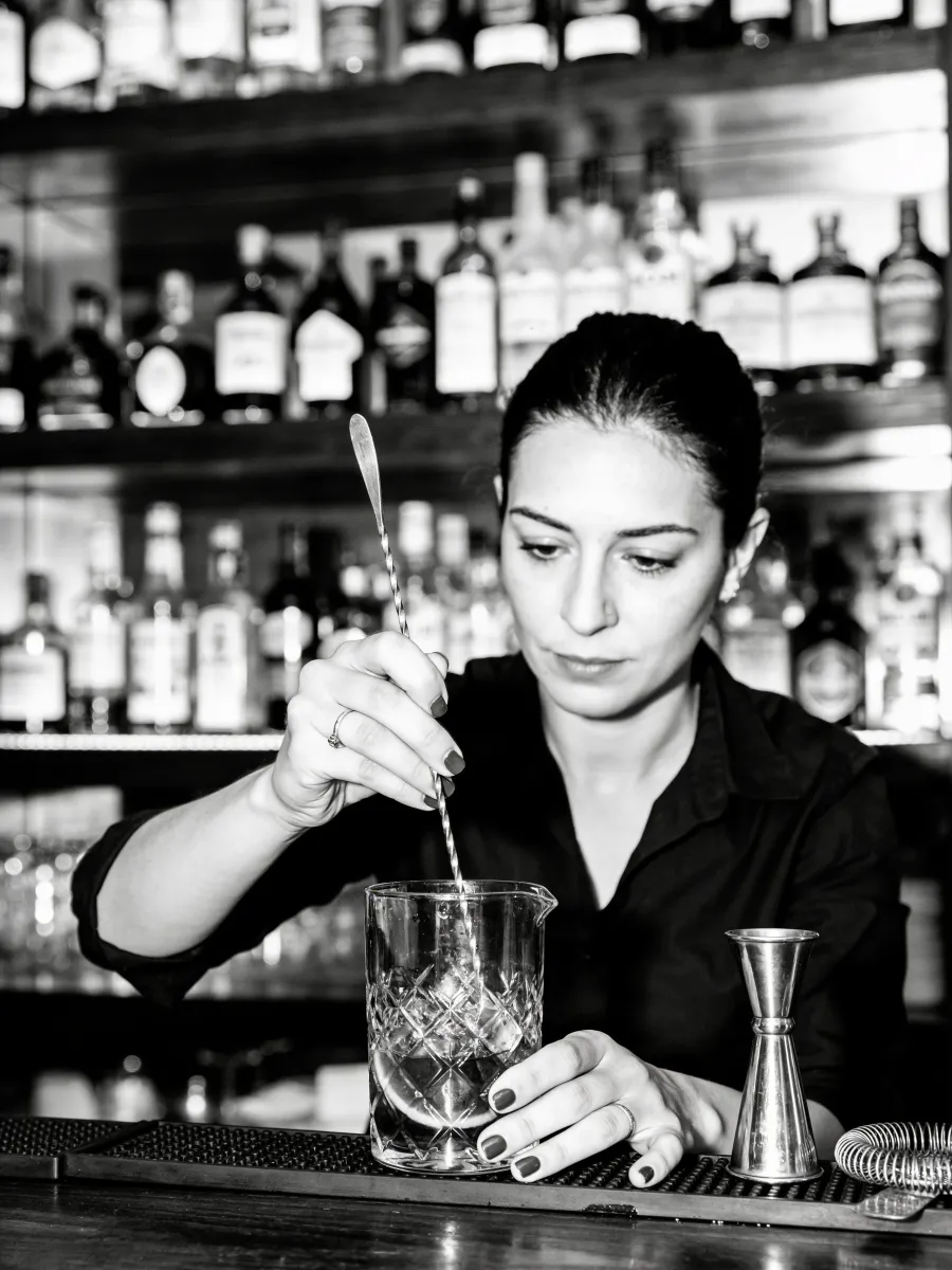 Ilenia Costa mescola un cocktail al bancone