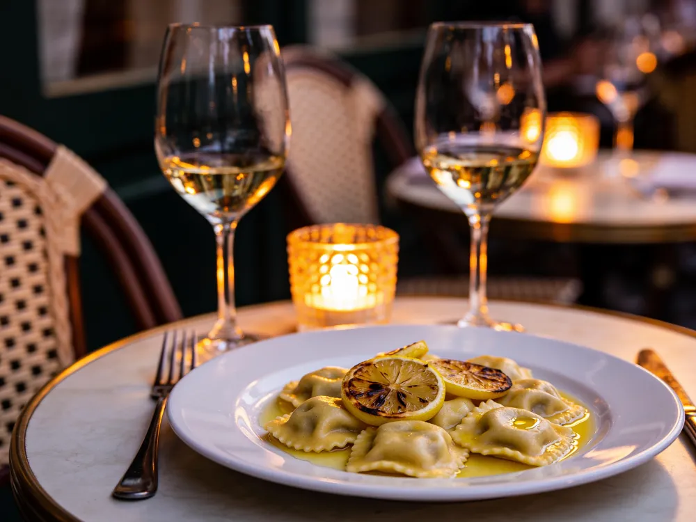 Un piatto della cena servito al tavolo, a lume di candela