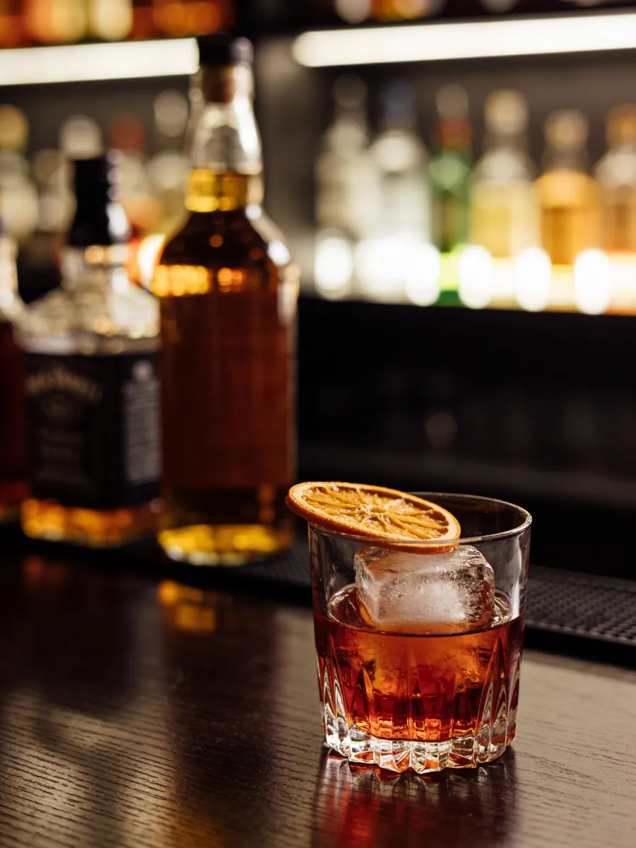 Un Rabarbaro Negroni con arancia essiccata