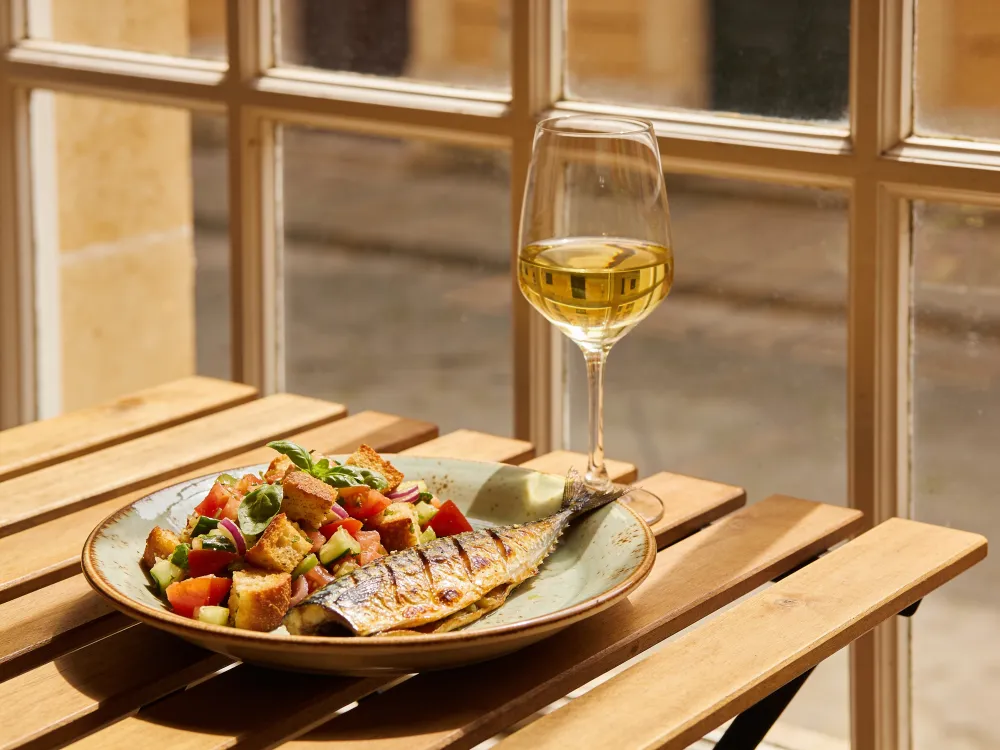 Pesce alla brace con verdure, un piatto del pranzo
